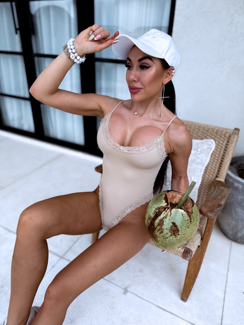 "ELYNDI" боди с V-образным кружевным краем - БЕЖЕВЫЙ 9692